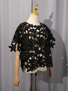 Haut noir en dentelle florale pour femme avec un design minimaliste chic et une coupe ample