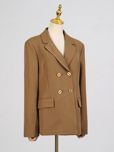 Brauner zweireihiger Damenblazer mit goldenen Knöpfen und weißen Ziernähten am Revers