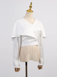 Chemise élégante en satin blanc avec drapé croisé et large taille cintrée pour femme