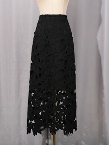 Jupe midi noire élégante à taille haute avec dentelle florale évidée et silhouette chic