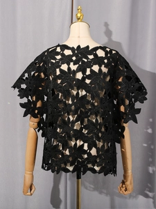 Haut en dentelle noire pour femme avec motifs de feuilles et manches papillon sur mannequin