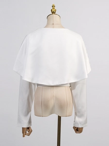 Veste châle élégante en satin blanc pour femme avec dos cape et manches longues