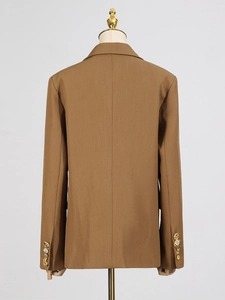 Eleganter, schmal geschnittener dunkelkamelfarbener Blazer mit goldenen Knöpfen am Ärmel