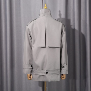 Vue arrière détaillée d'un trench-coat gris clair avec bavolet et ceinture de taille réglable