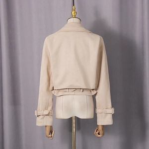 Vue arrière d'une veste courte en daim beige avec ceinture et sangles aux poignets