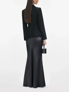 Completo nero da donna con blazer in tweed sciancrato e gonna a sirena in raso