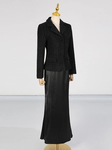 Elegante blazer in tweed nero con gonna midi in raso coordinata per un set chic da donna