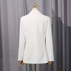 Vue arrière détaillée d'un blazer blanc ajusté sur un mannequin montrant la coupe premium