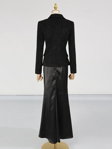 Elegante completo a due pezzi con giacca in tweed nero e gonna lunga in raso, vista posteriore