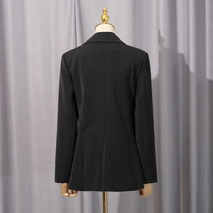 Vue détaillée du dos cintré d'un blazer noir sur un mannequin pour un look élégant
