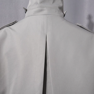 Détail du dos d'une veste gris clair montrant le col montant et les pattes d'épaule