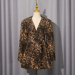 Vue détaillée de la veste léopard à manches longues avec taille ajustée et double boutonnage