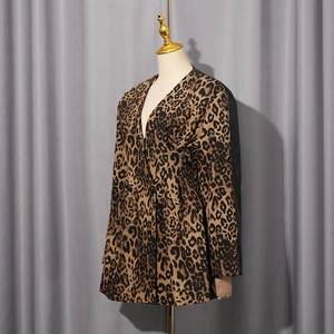 Détail d'un blazer léopard avec motif marron noir classique et coupe cintrée