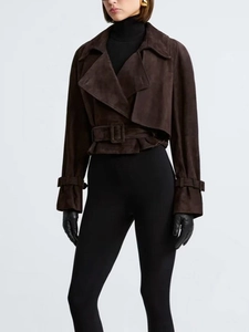 Veste courte cintrée en daim marron foncé pour femme avec col revers et ceinture