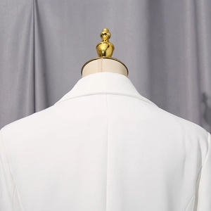 Détail du col arrière et des coutures d'épaules sur un blazer cintré blanc élégant