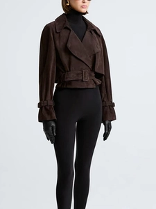 Veste courte en daim marron foncé moderne avec grand col et ceinture assortie