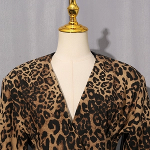 Vue détaillée du blazer léopard avec col en V profond et texture du tissu en sergé