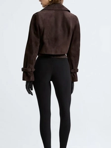 Vue arrière d'une veste courte tendance en daim marron avec revers et coupe ajustée moderne