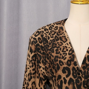 Gros plan détaillé sur la texture léopard et le col en V plongeant de cette veste