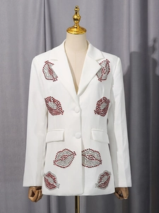 Blazer cintré blanc avec motifs lèvres en strass brillants et revers crantés classiques