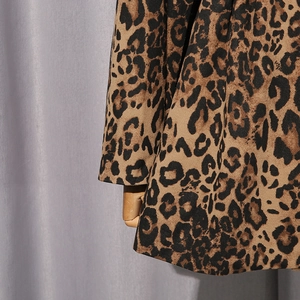Gros plan détaillé montrant l'imprimé léopard et la texture du coton sergé du blazer