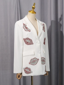 Blazer cintré blanc pour femmes avec motifs décoratifs de lèvres en strass rouges