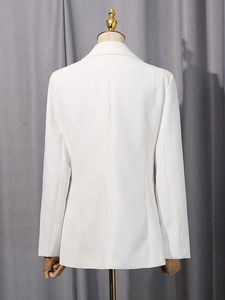 Blazer blanc cintré pour femme avec vue arrière structurée sur un mannequin d'exposition