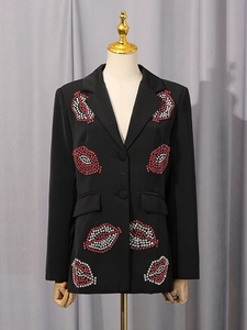 Veste blazer noire chic avec lèvres en strass rouges brillants et poches à rabat