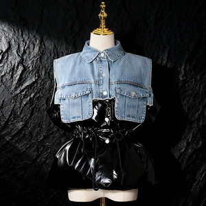 Dettaglio giacca patchwork denim e nero lucido con coulisse regolabile in vita
