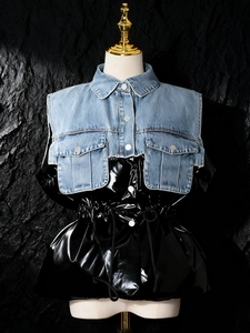 Giacca patchwork in denim con inserti neri lucidi e coulisse in vita regolabile