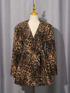 Blazer léopard ajusté pour femme avec boutons à double boutonnage et col en V chic