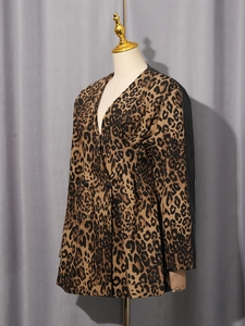 Blazer léopard pour femme avec col à revers et manches contrastées en similicuir noir