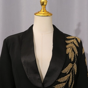 Détail de broderie feuille d'or sur blazer noir pour femme avec col châle chic