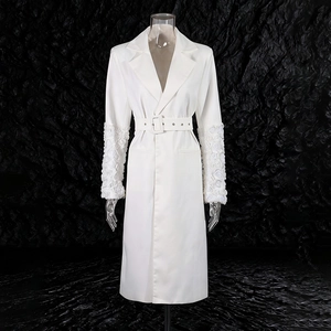 Détail du trench blanc avec manches à fleurs 3D et ceinture assortie à la taille