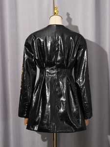 Veste ajustée en cuir gaufré crocodile avec détails léopard et taille cintrée
