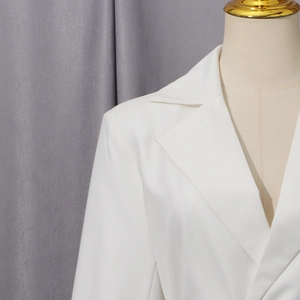 Gros plan détaillé du revers classique sur un blazer ajusté blanc pour femmes