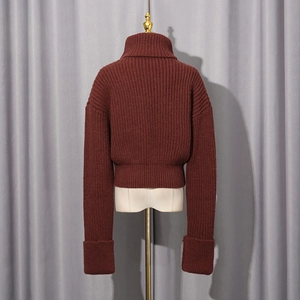 Détail d'un pull bordeaux à col roulé avec une maille côtelée verticale texturée