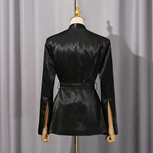 Vue détaillée du blazer noir en satin avec ceinture et poignets fendus élégants