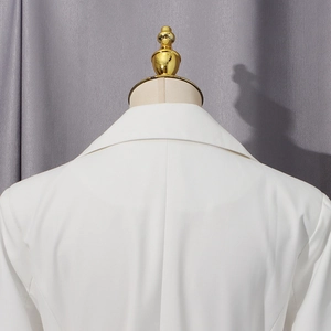 Détail du col arrière et de la coupe d'épaule d'un blazer blanc sur mannequin