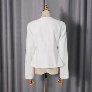 Vue arrière d'un blazer blanc montrant une coupe ajustée et un ourlet à basque élégant