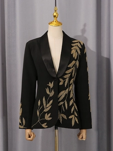 Veste de blazer noire cintrée pour femme avec broderies dorées et col châle