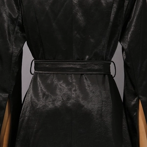 Détail du dos d'un blazer noir brillant avec une ceinture ajustable pour la taille