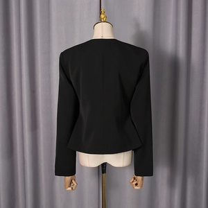 Vue arrière d'un blazer noir cintré montrant les coutures précises et la coupe ajustée
