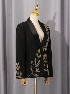 Blazer noir élégant avec broderie de feuilles dorées et col châle en satin pour femme