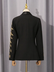 Blazer noir cintré pour femme avec broderie dorée élégante sur les manches et boutons