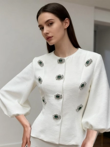 Camicia bianca testurizzata con maniche a lanterna e bottoni decorativi con gemme verdi