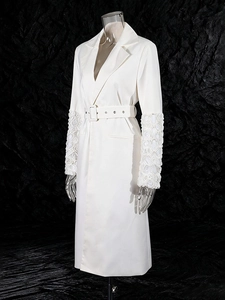 Trench-coat blanc élégant avec manches à fleurs 3D et ceinture à la taille
