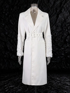 Trench-coat blanc élégant pour femme avec manches à fleurs 3D et ceinture assortie