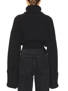 Pull à col roulé noir minimaliste avec maille épaisse et poignets surdimensionnés