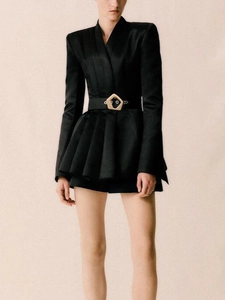 Blazer cintré noir pour femme avec basque et ceinture à boucle dorée géométrique